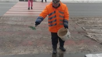 У Дніпрі розчищають та обробляють дороги та тротуари - 5.01.2026