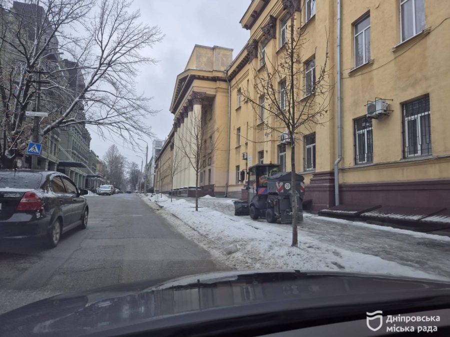 У Дніпрі розчищають та обробляють дороги та тротуари - 5.01.2026