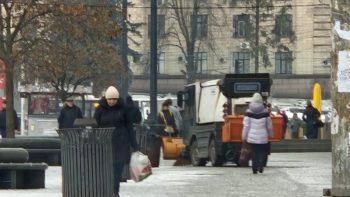 oУ Дніпрі розчищають та обробляють дороги та тротуари - 5.01.2026
