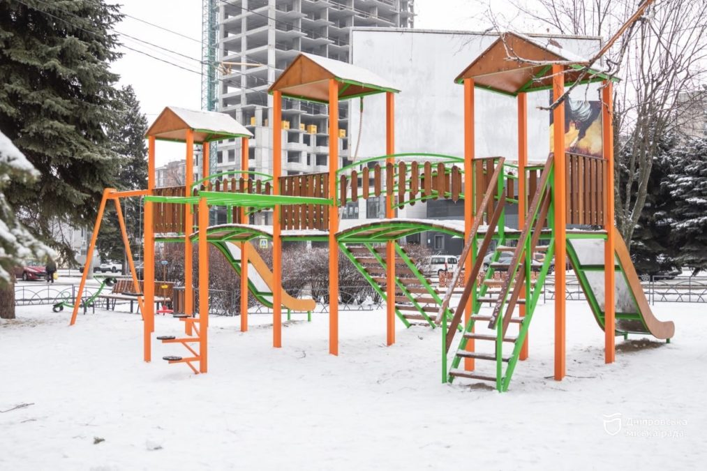 У Дніпрі оновили дитмайданчик на проспекті Науки, 108 - 5.01.2026
