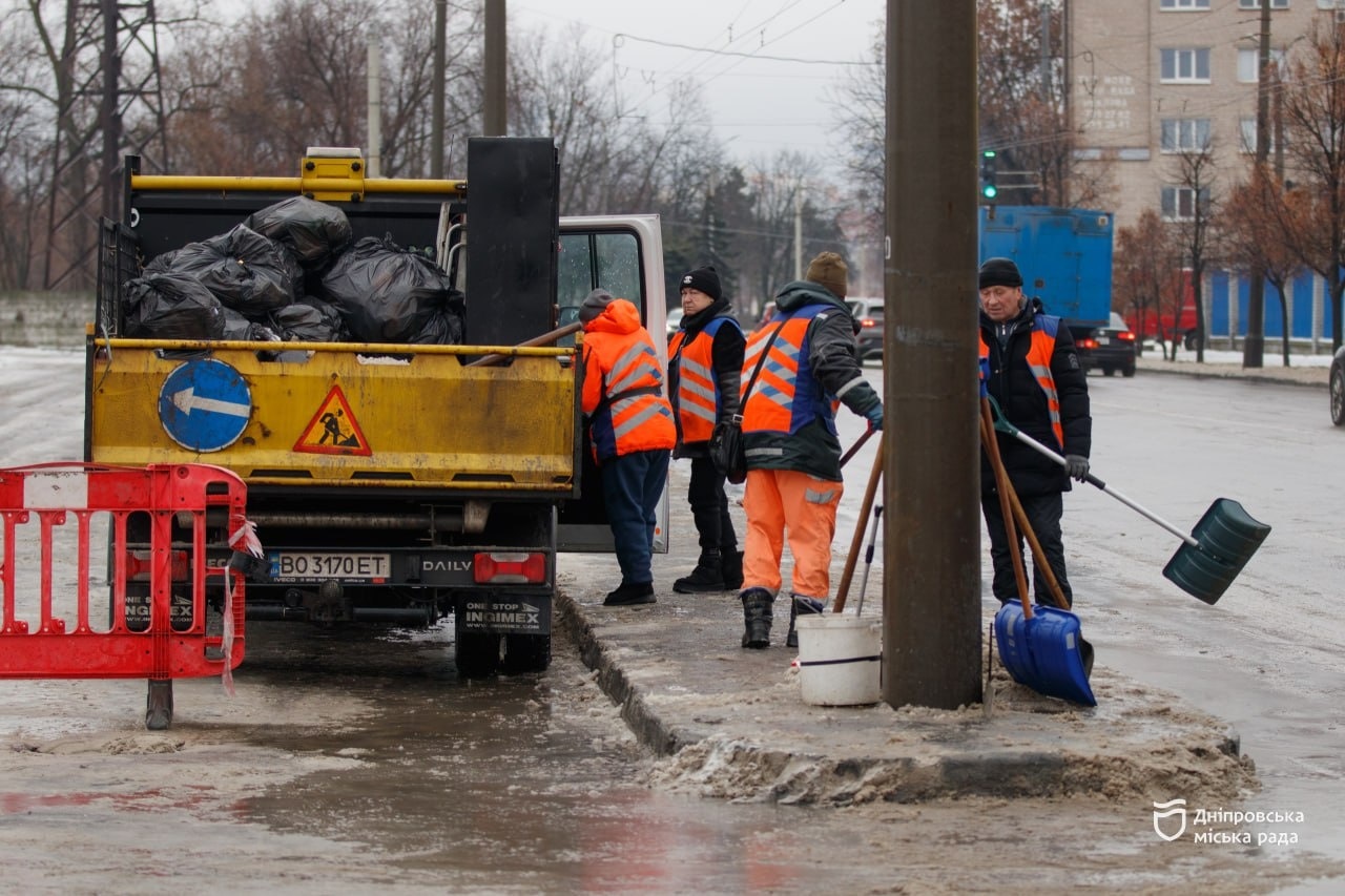 У Дніпрі героїчні комунальники протягом лише однієї ночі ліквідували наслідки ворожої атаки по підприємству міста - 06.01.2026