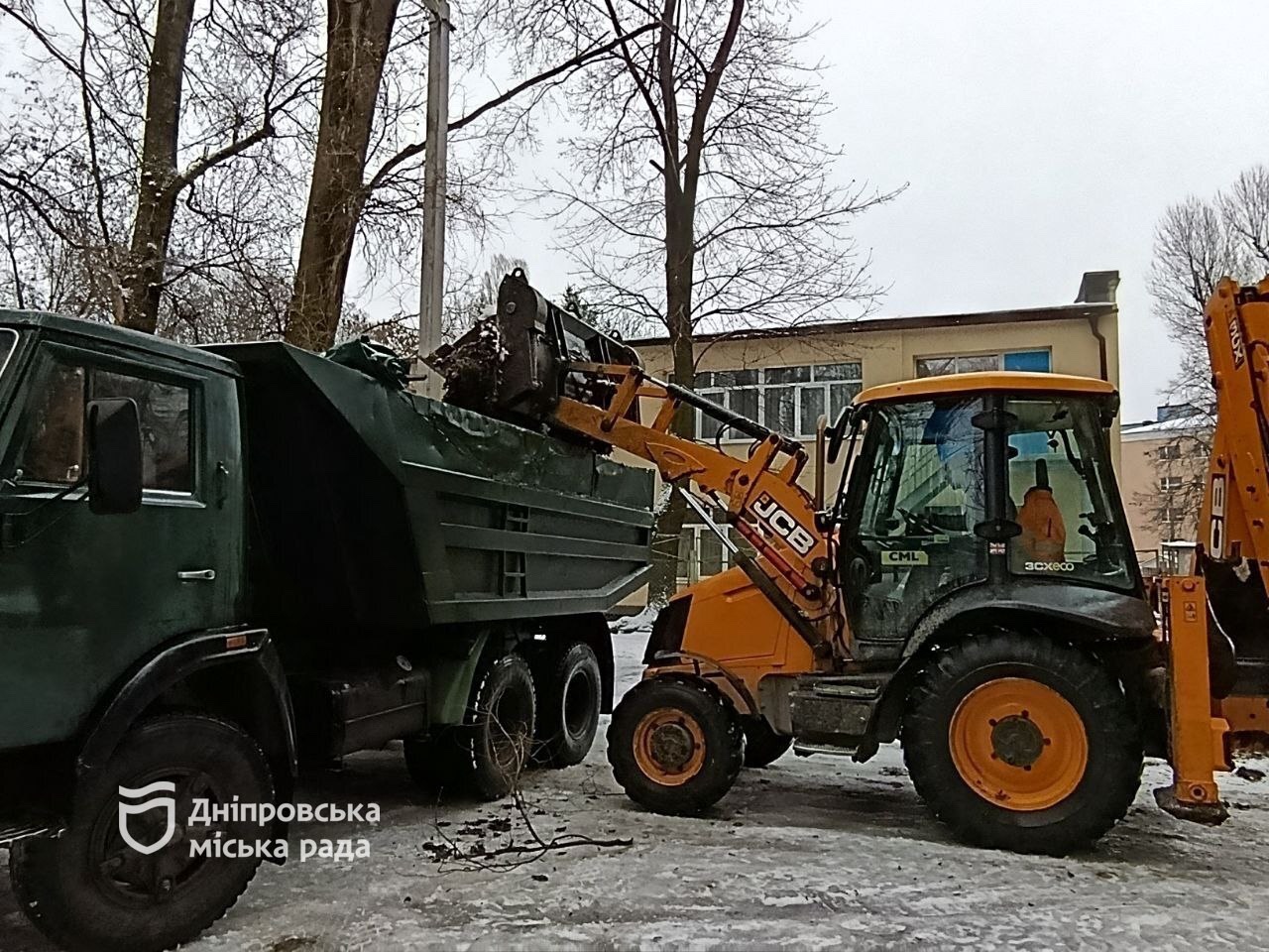 Комунальні служби розчистили черговий засмічений майданчик у Дніпрі