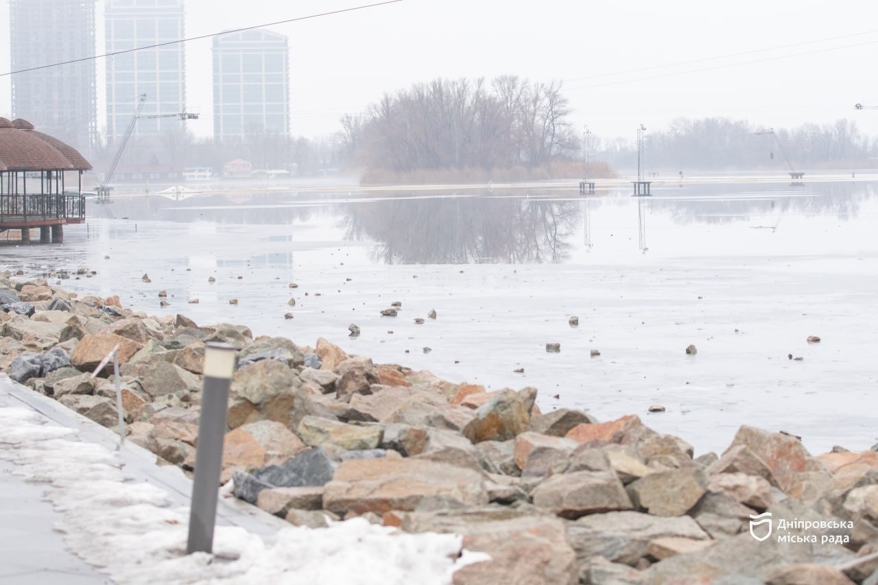 У Дніпрі рятувальники закликали утриматись від ловлі риби через надто тонкий лід - 7.01.2026