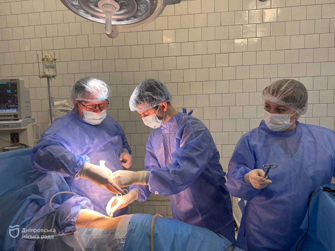 У Дніпрі міські лікарні забезпечують безперебійний лікувальний процес в умовах аварійного відключення світла