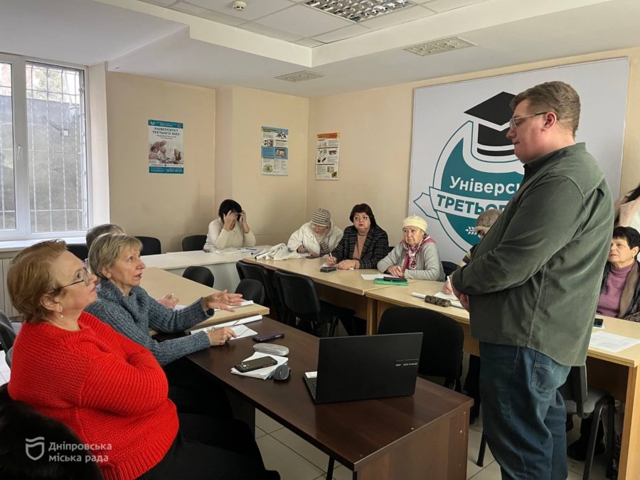 У Дніпрі слухачів Університету третього віку вчили безпечного користування інтернетом - 09.01.2026