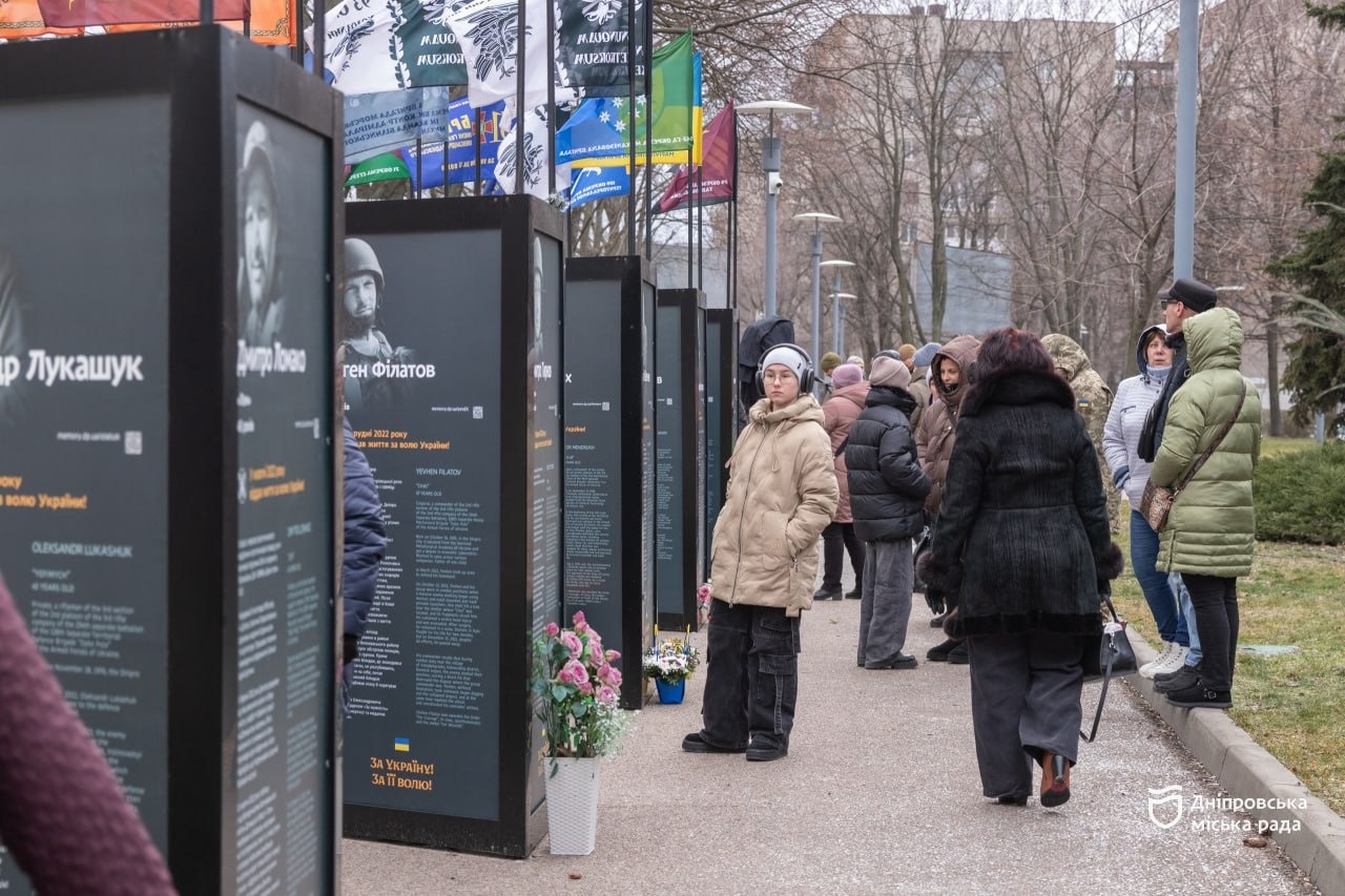 Імена, що стали історією: у Шевченківському районі Дніпра відкрили третю частину проєкту «Історії Героїв» - 09.01.2026