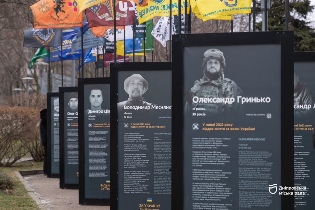 Імена, що стали історією: у Шевченківському районі Дніпра відкрили третю частину проєкту «Історії Героїв» - 09.01.2026
