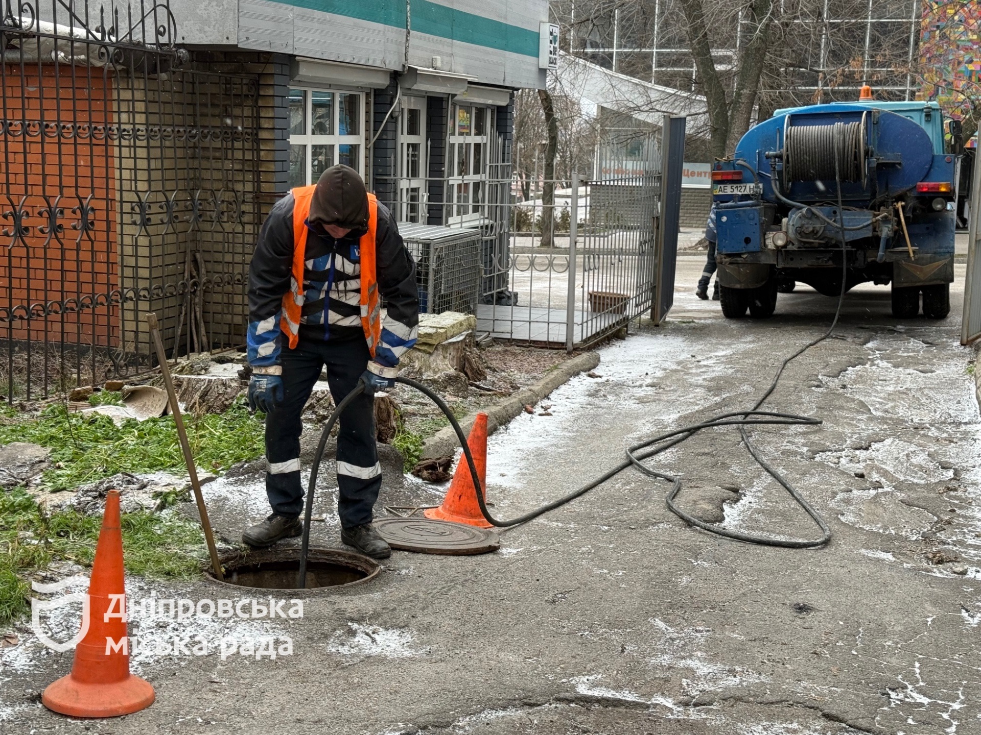 У Дніпрі комунальники стабілізували роботу систем водопостачання та водовідведення після аварій - 10.01.2026