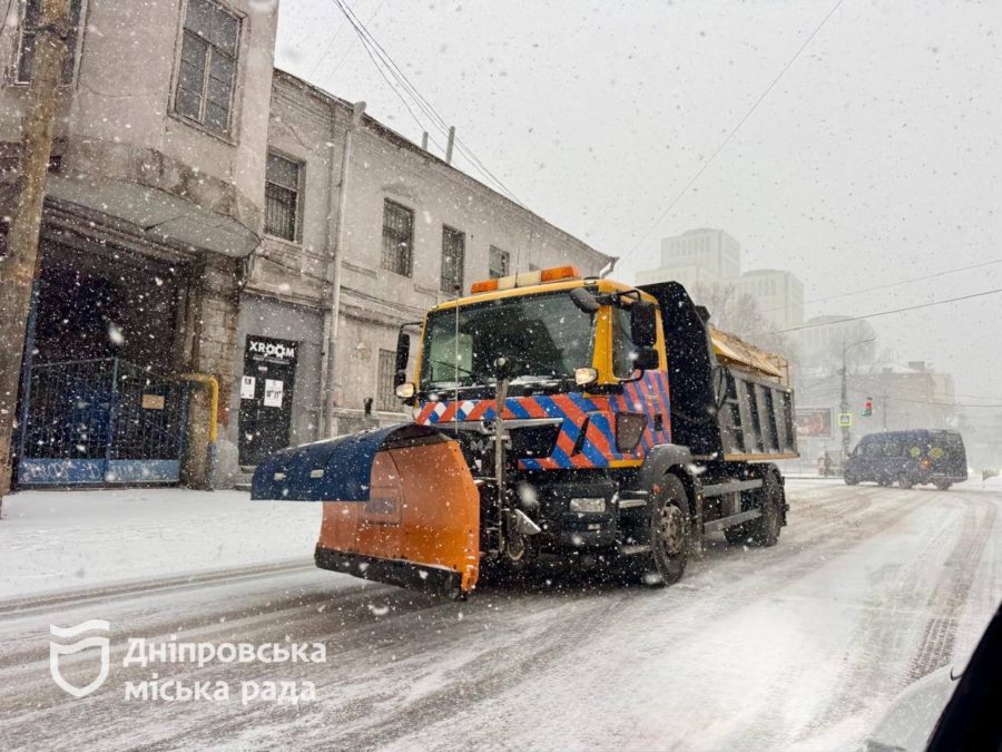 Спецтехніка вже працює на дорогах Дніпра - 11.01.2026