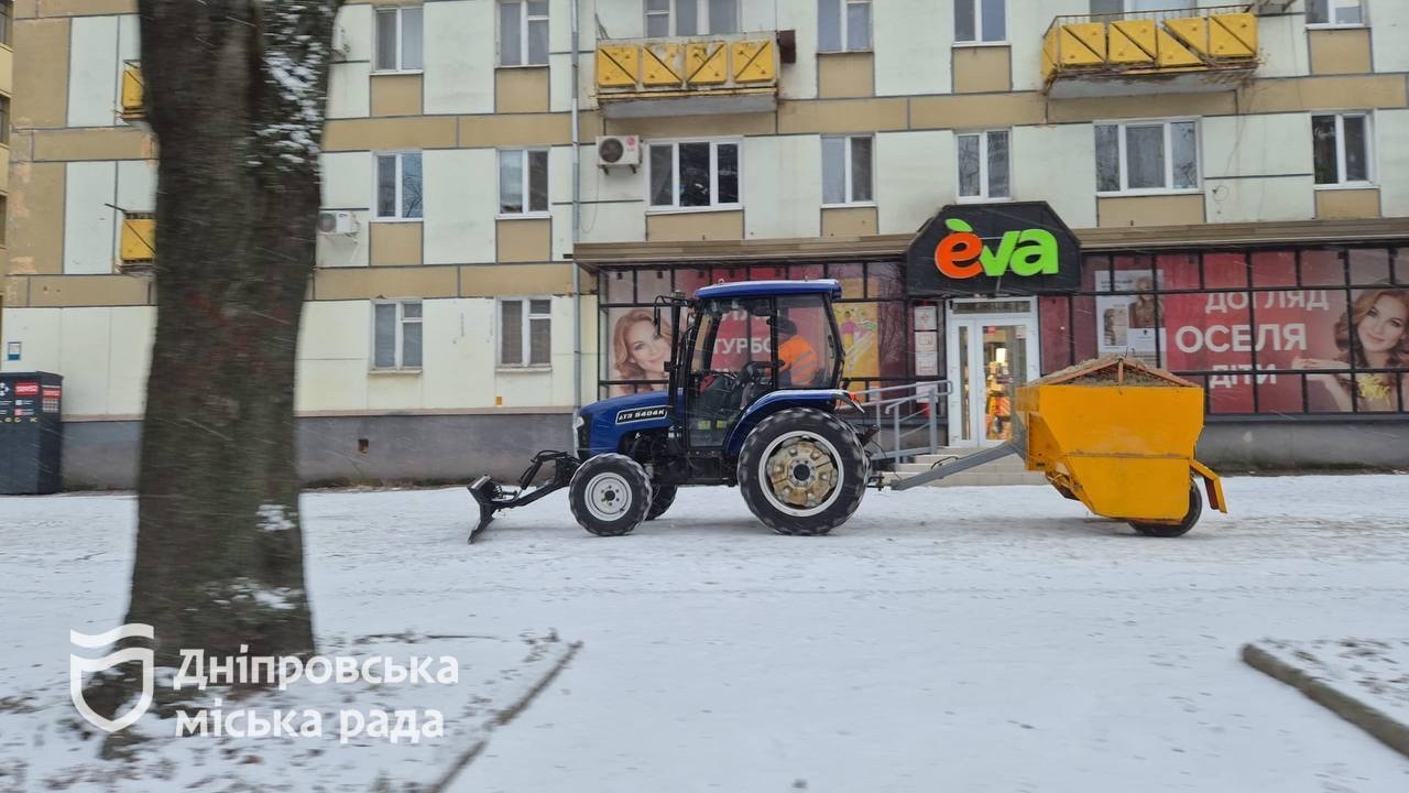 Спецтехніка вже працює на дорогах Дніпра - 11.01.2026
