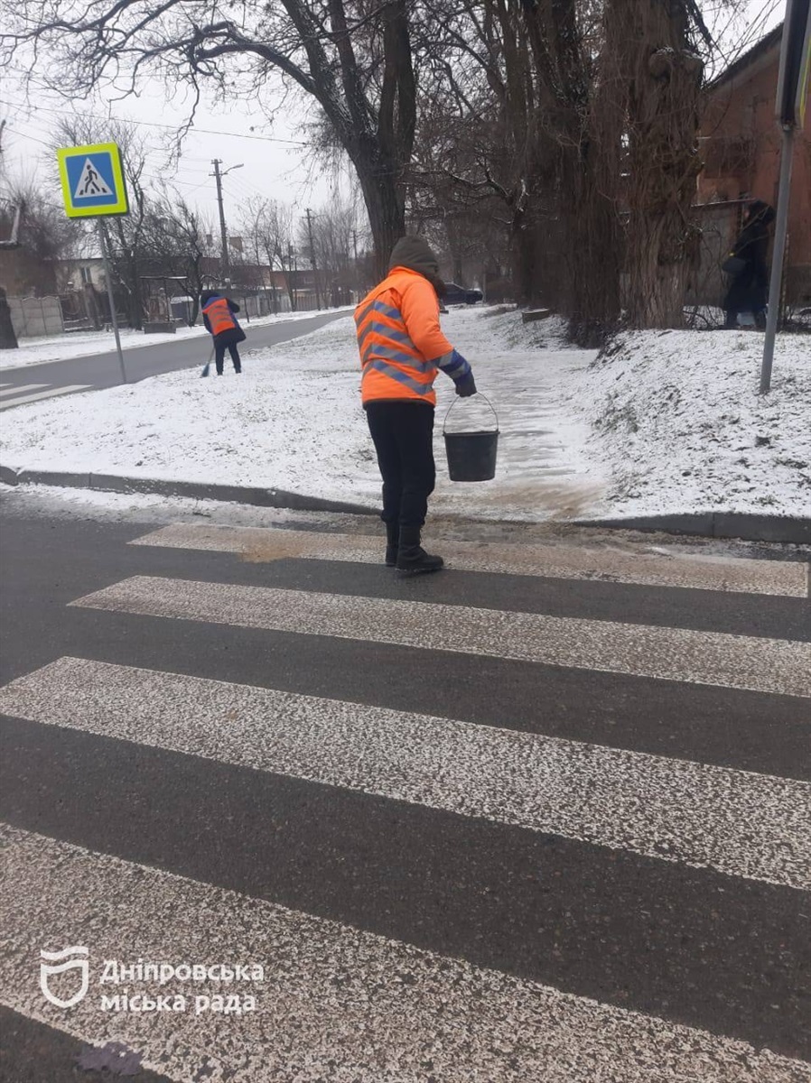 Спецтехніка вже працює на дорогах Дніпра - 11.01.2026
