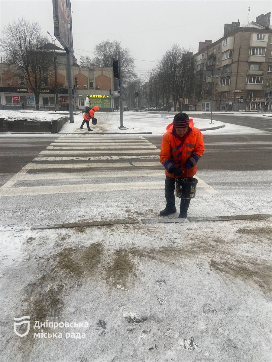 Спецтехніка вже працює на дорогах Дніпра - 11.01.2026