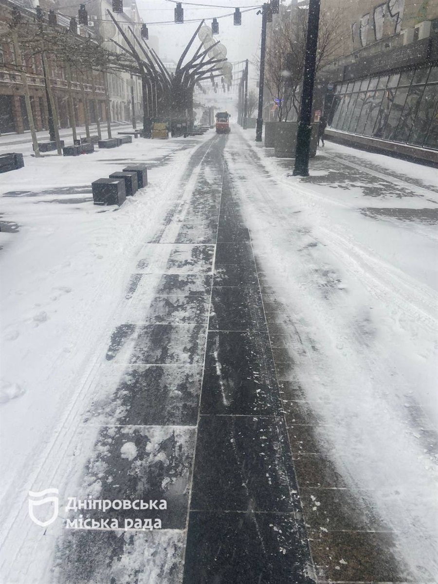 У Дніпрі комунальні служби продовжують працювати у посиленому режимі через негоду - 11.01.2026
