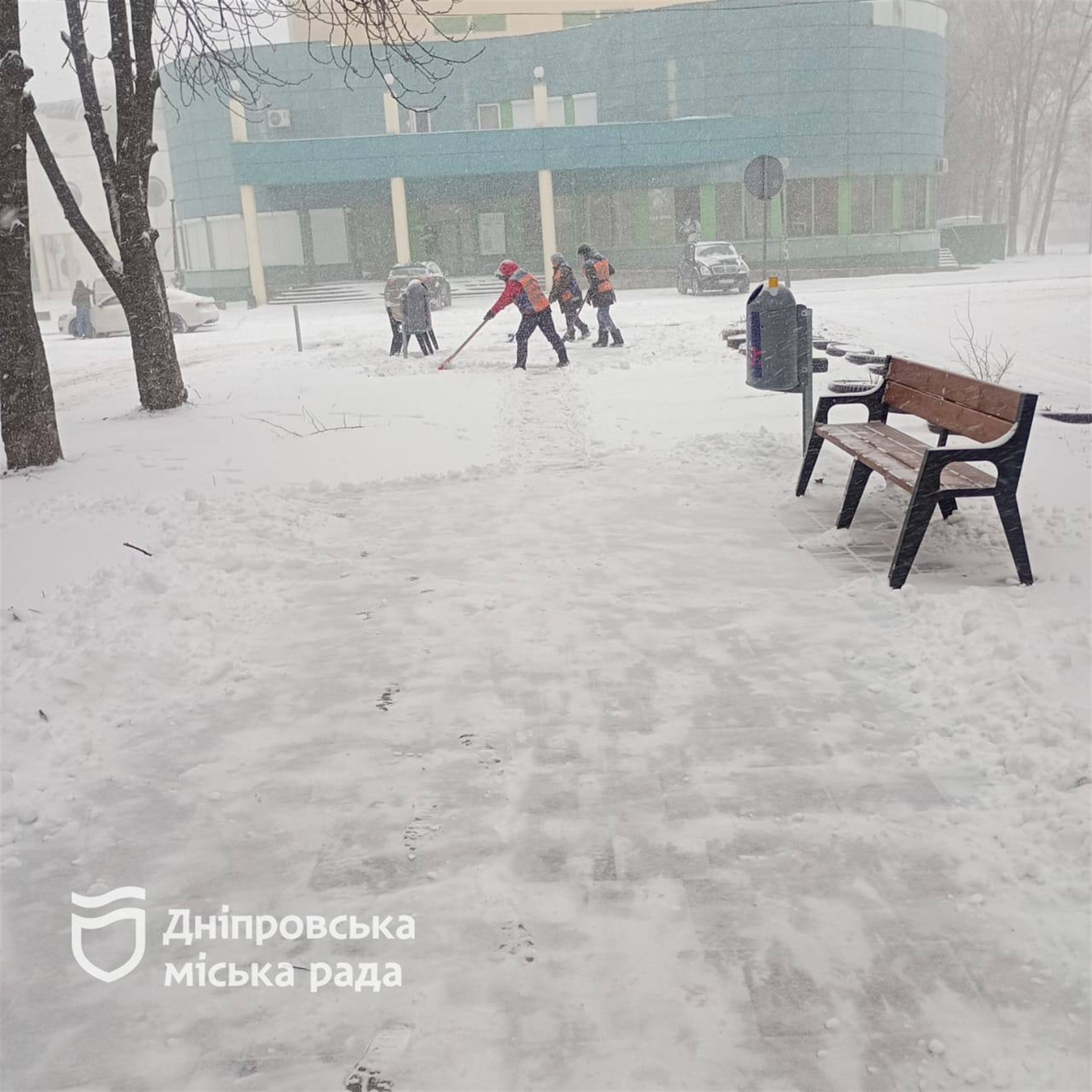У Дніпрі комунальні служби продовжують працювати у посиленому режимі через негоду - 11.01.2026