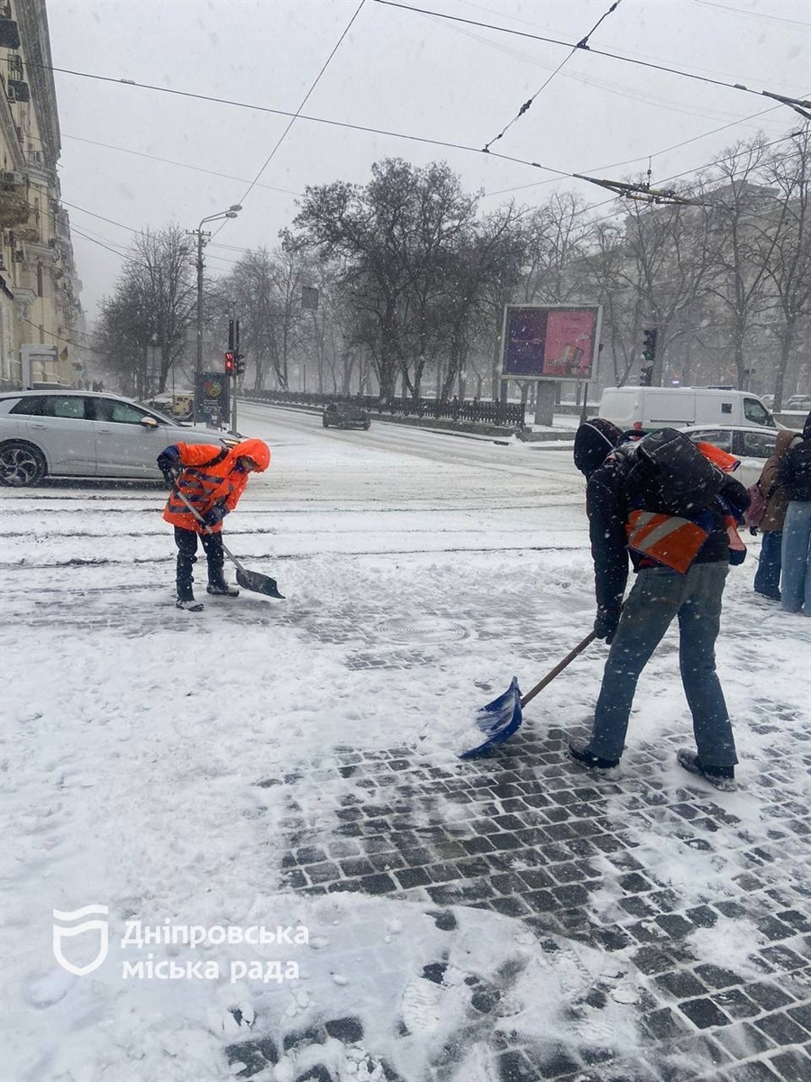 У Дніпрі комунальні служби продовжують працювати у посиленому режимі через негоду - 11.01.2026