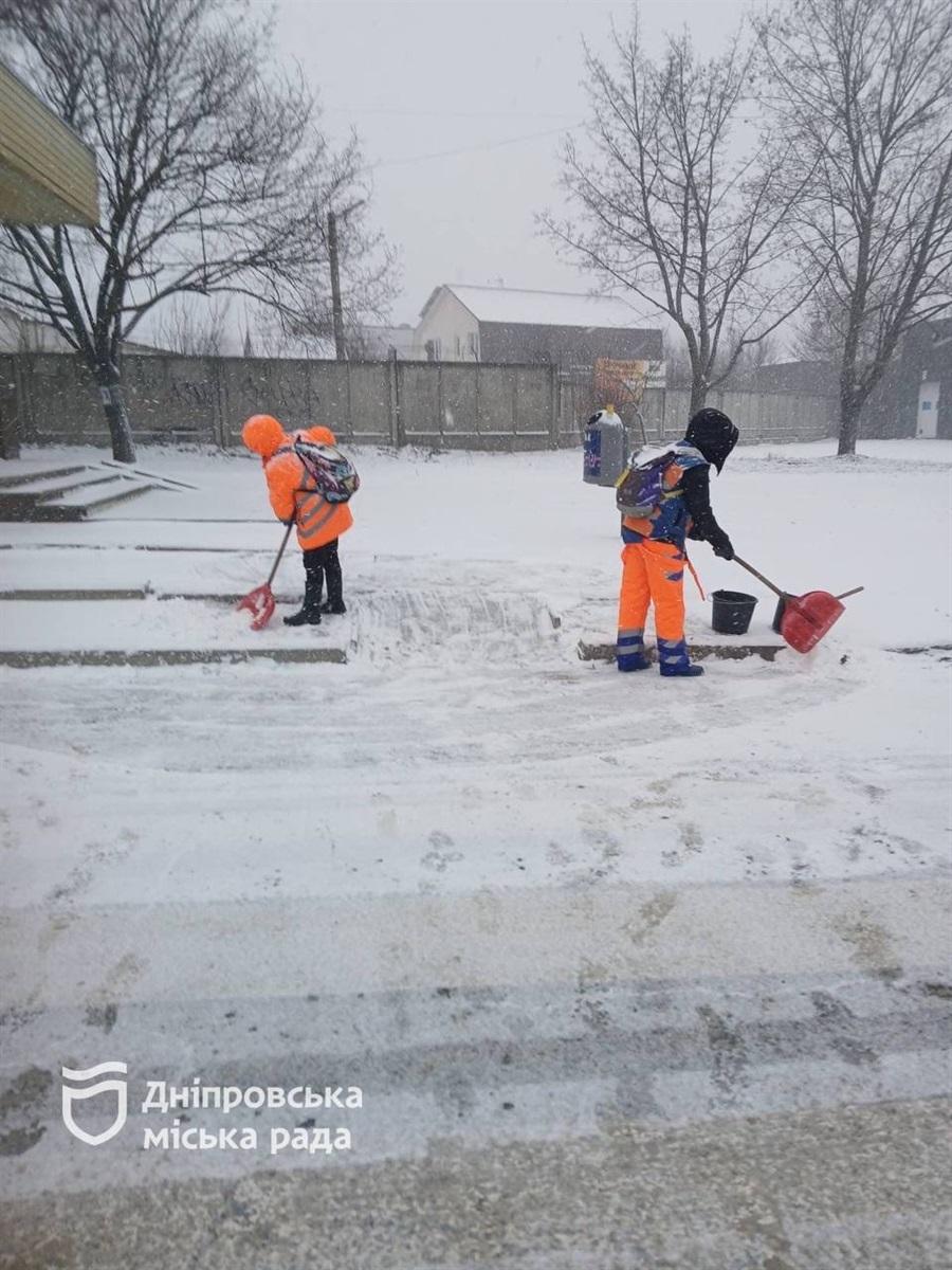 У Дніпрі комунальні служби продовжують працювати у посиленому режимі через негоду - 11.01.2026