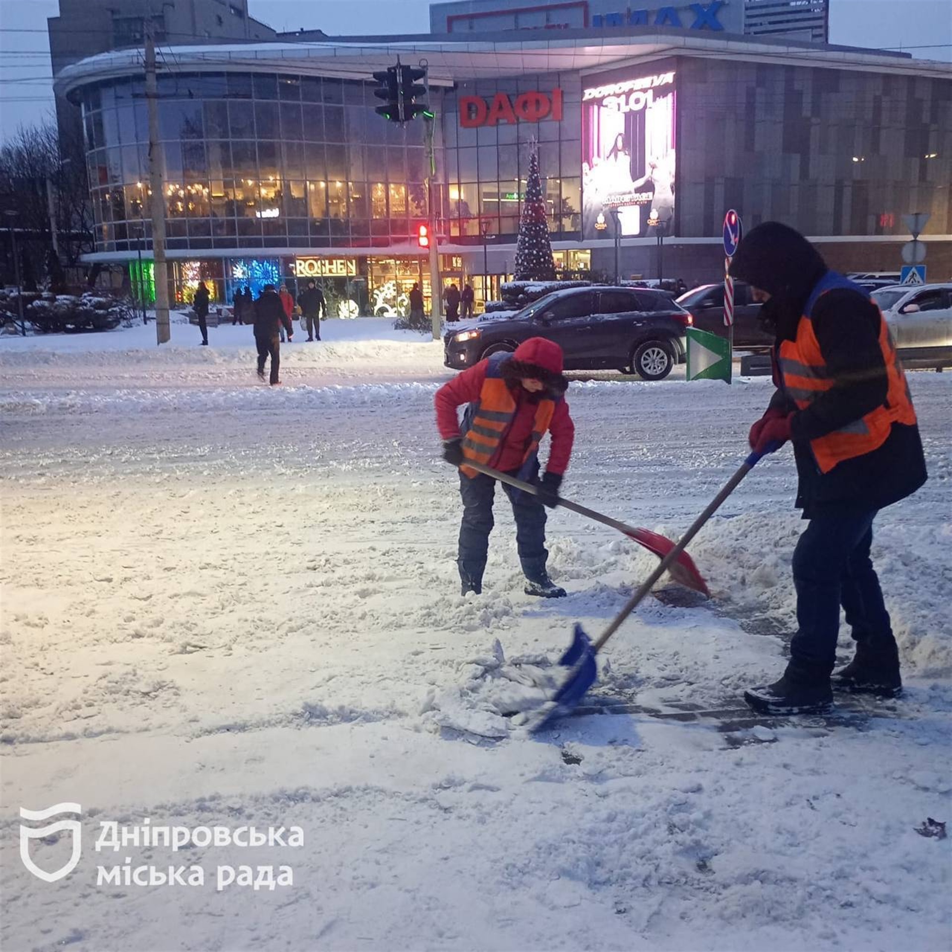 Міські служби продовжують прибирання снігу у посиленому режимі - 11.01.2026