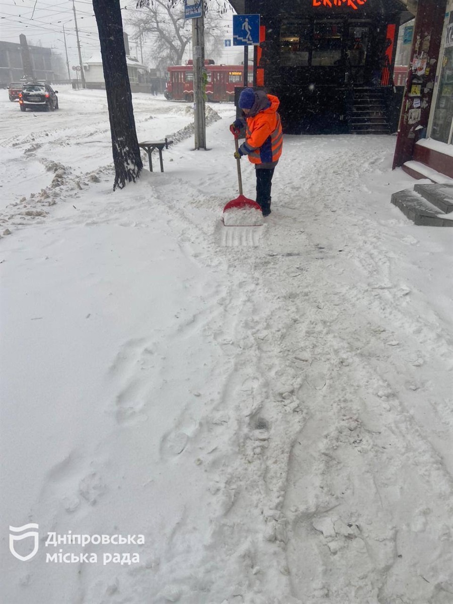 Міські служби продовжують прибирання снігу у посиленому режимі - 11.01.2026