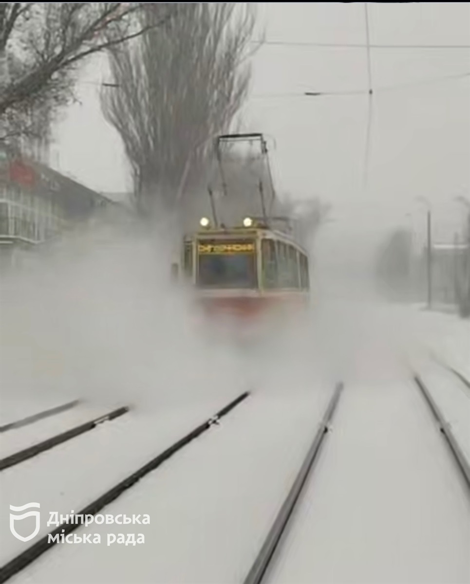 Міські служби продовжують прибирання снігу у посиленому режимі - 11.01.2026