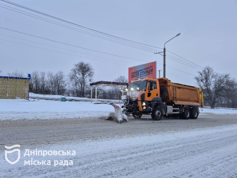 Міські служби продовжують прибирання снігу у посиленому режимі - 11.01.2026