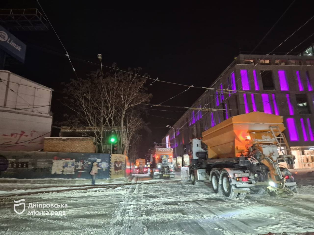 500 людей та спецтехніка прибрали сніг з ключових доріг Дніпра - 12.01.2026