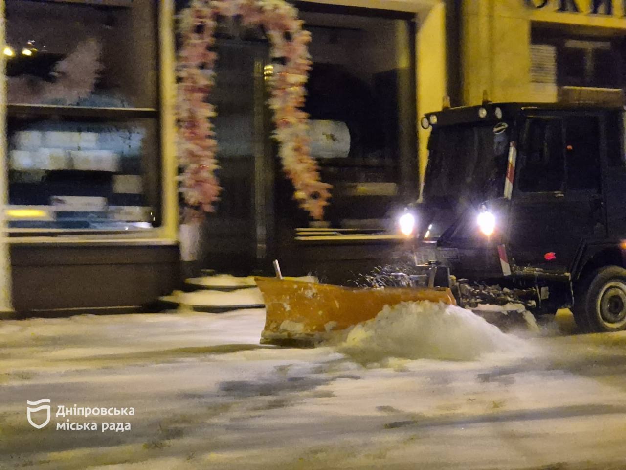 500 людей та спецтехніка прибрали сніг з ключових доріг Дніпра - 12.01.2026