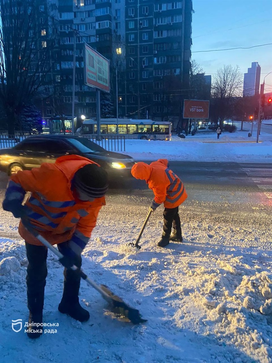 500 людей та спецтехніка прибрали сніг з ключових доріг Дніпра - 12.01.2026