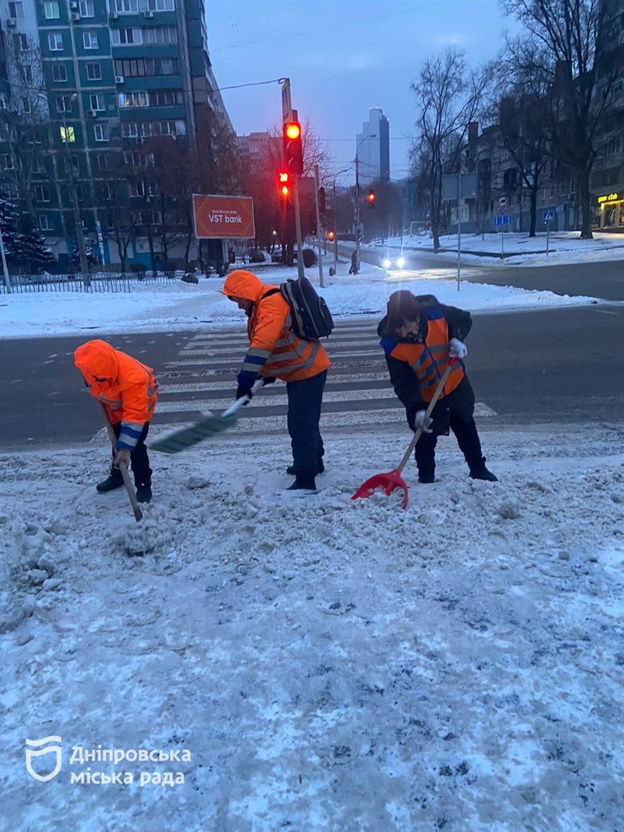 Понад 70 одиниць спецтехніки та 500 працівників залучені до прибирання доріг і тротуарів у Дніпрі за останню добу - 13.01.2026