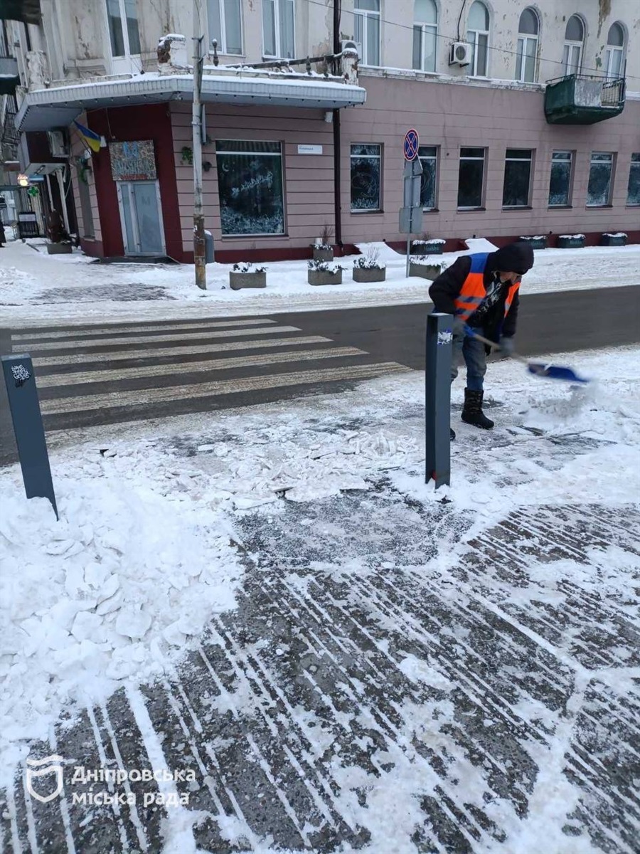 Понад 70 одиниць спецтехніки та 500 працівників залучені до прибирання доріг і тротуарів у Дніпрі за останню добу - 13.01.2026