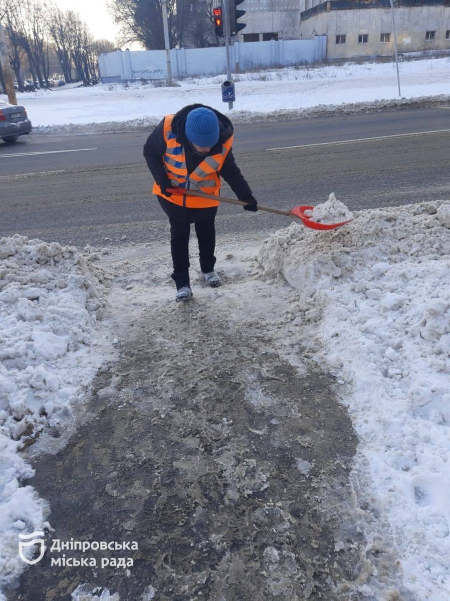 Понад 70 одиниць спецтехніки та 500 працівників залучені до прибирання доріг і тротуарів у Дніпрі за останню добу - 13.01.2026