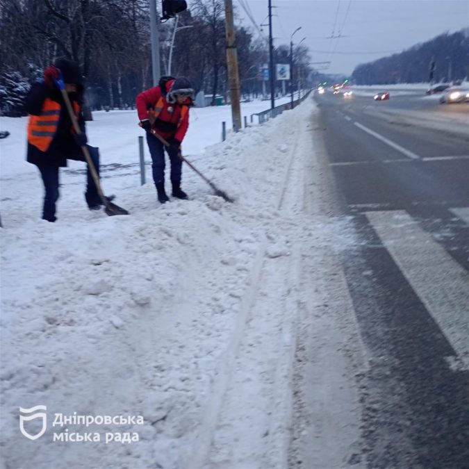Понад 70 одиниць спецтехніки та 500 працівників залучені до прибирання доріг і тротуарів у Дніпрі за останню добу - 13.01.2026