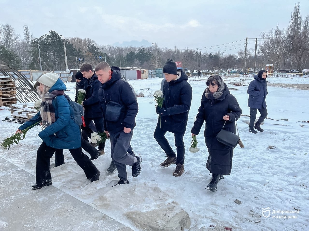 У Дніпрі молодь вшанувала пам'ять загиблих унаслідок ракетного удару по житловому будинку - 14.01.2026