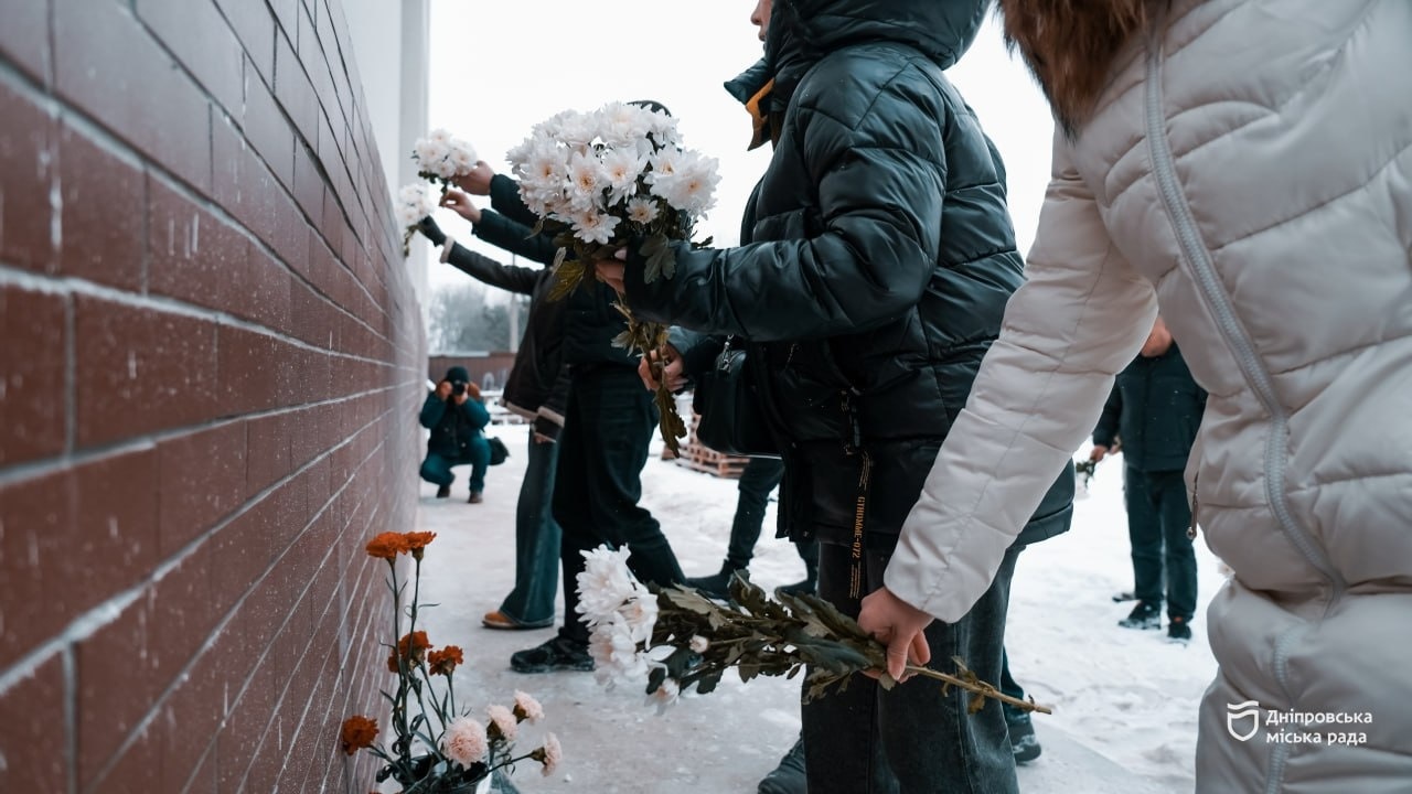 У Дніпрі молодь вшанувала пам'ять загиблих унаслідок ракетного удару по житловому будинку - 14.01.2026