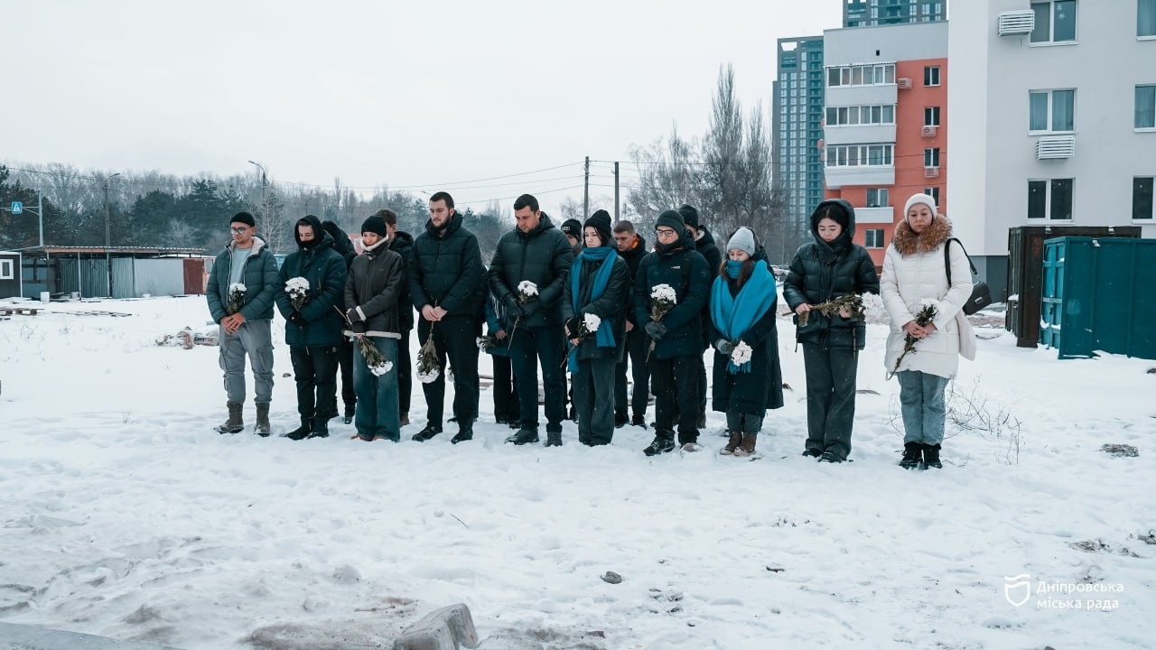 У Дніпрі молодь вшанувала пам'ять загиблих унаслідок ракетного удару по житловому будинку - 14.01.2026