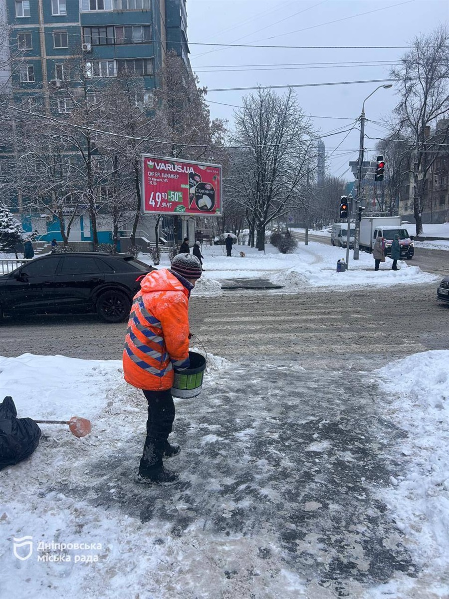 Через снігопад комунальні служби Дніпра продовжують працювати на міських дорогах і тротуарах для безпеки руху - 15.01.2026