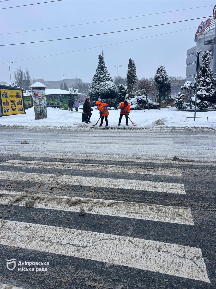 Через снігопад комунальні служби Дніпра продовжують працювати на міських дорогах і тротуарах для безпеки руху - 15.01.2026