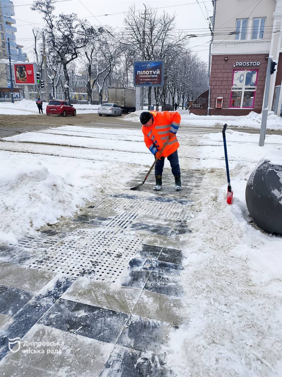 Через снігопад комунальні служби Дніпра продовжують працювати на міських дорогах і тротуарах для безпеки руху - 15.01.2026
