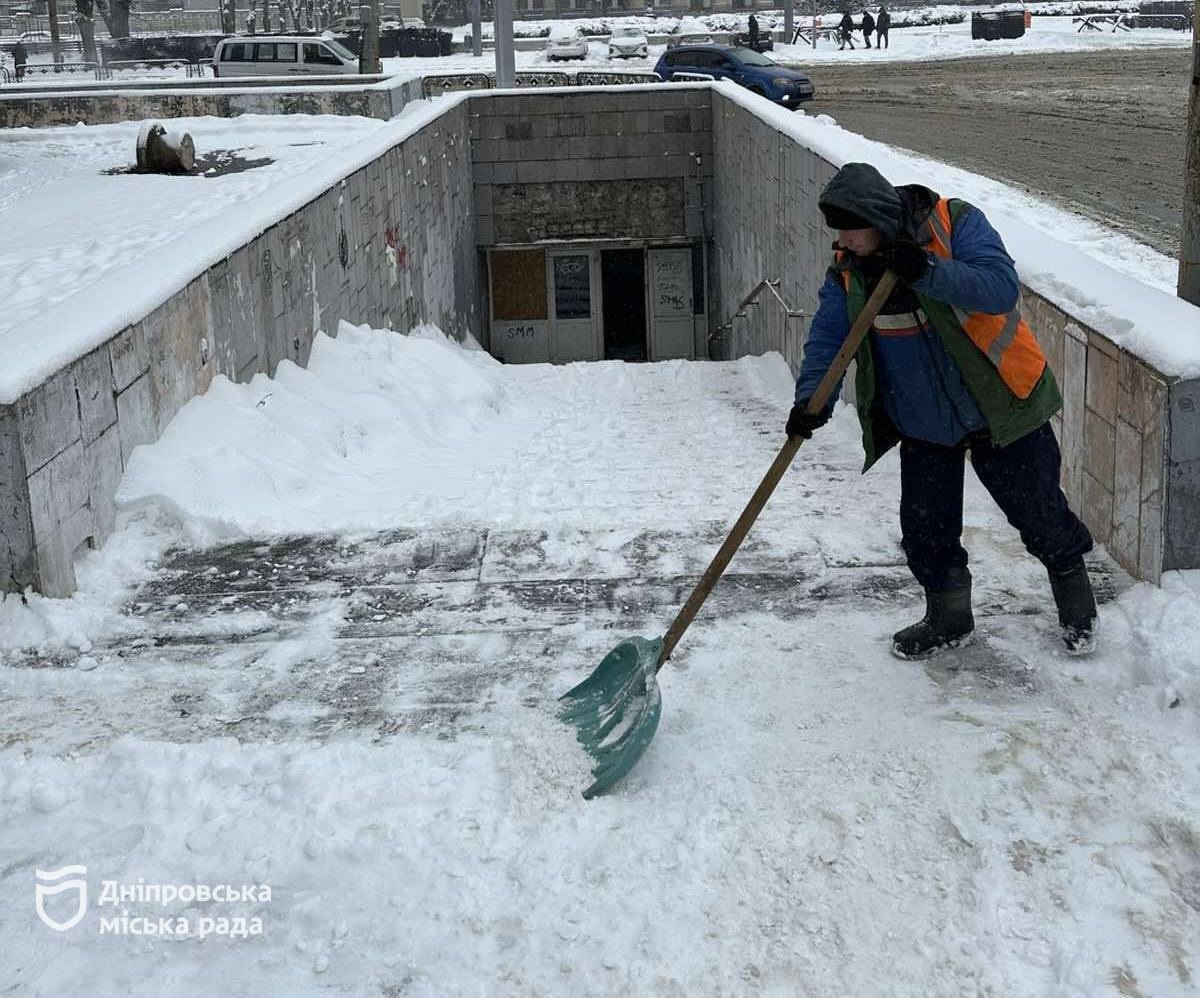 Через снігопад комунальні служби Дніпра продовжують працювати на міських дорогах і тротуарах для безпеки руху - 15.01.2026