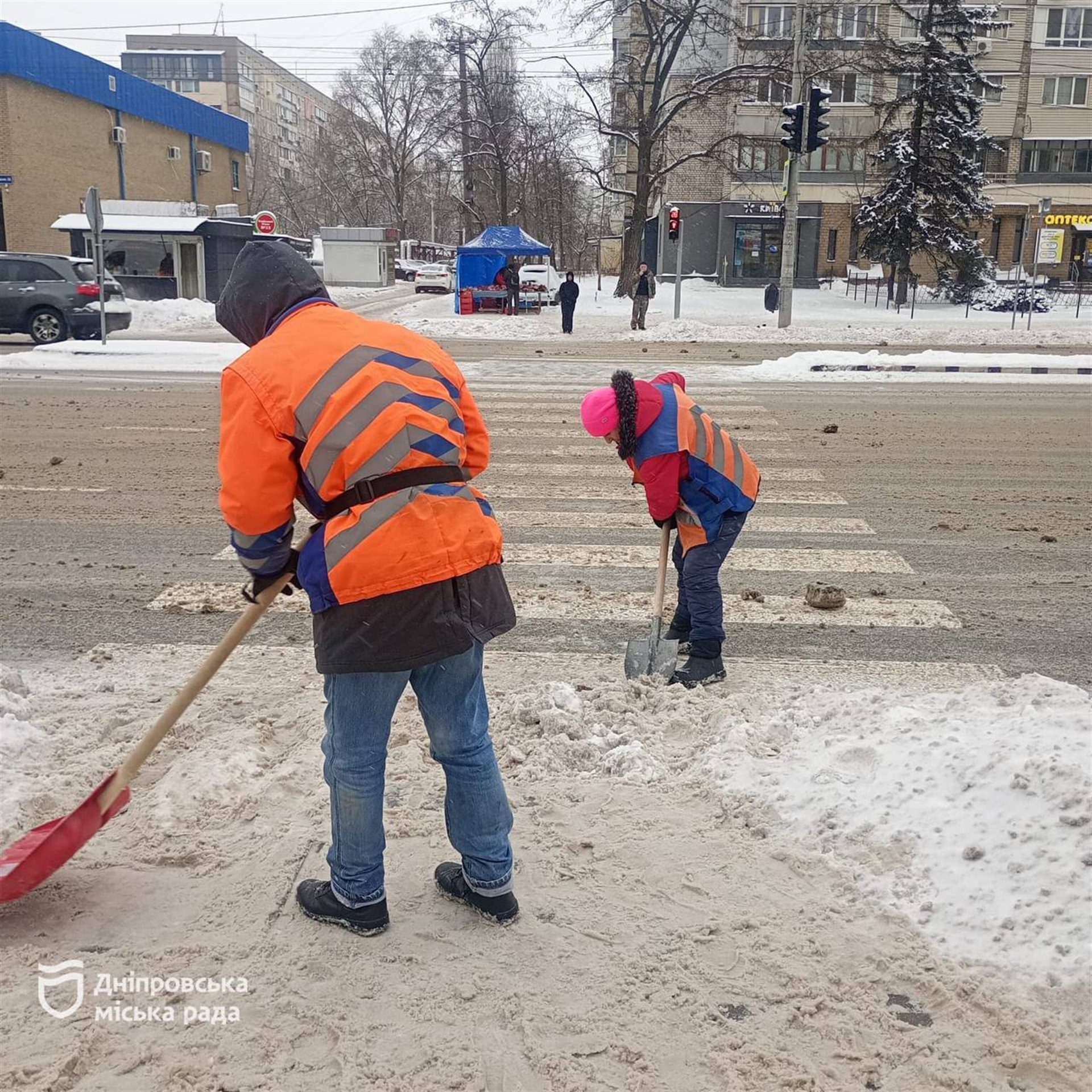 У Дніпрі комунальні служби безперервно очищають автошляхи і тротуари від снігу та обробляють покриття - 16.01.2026