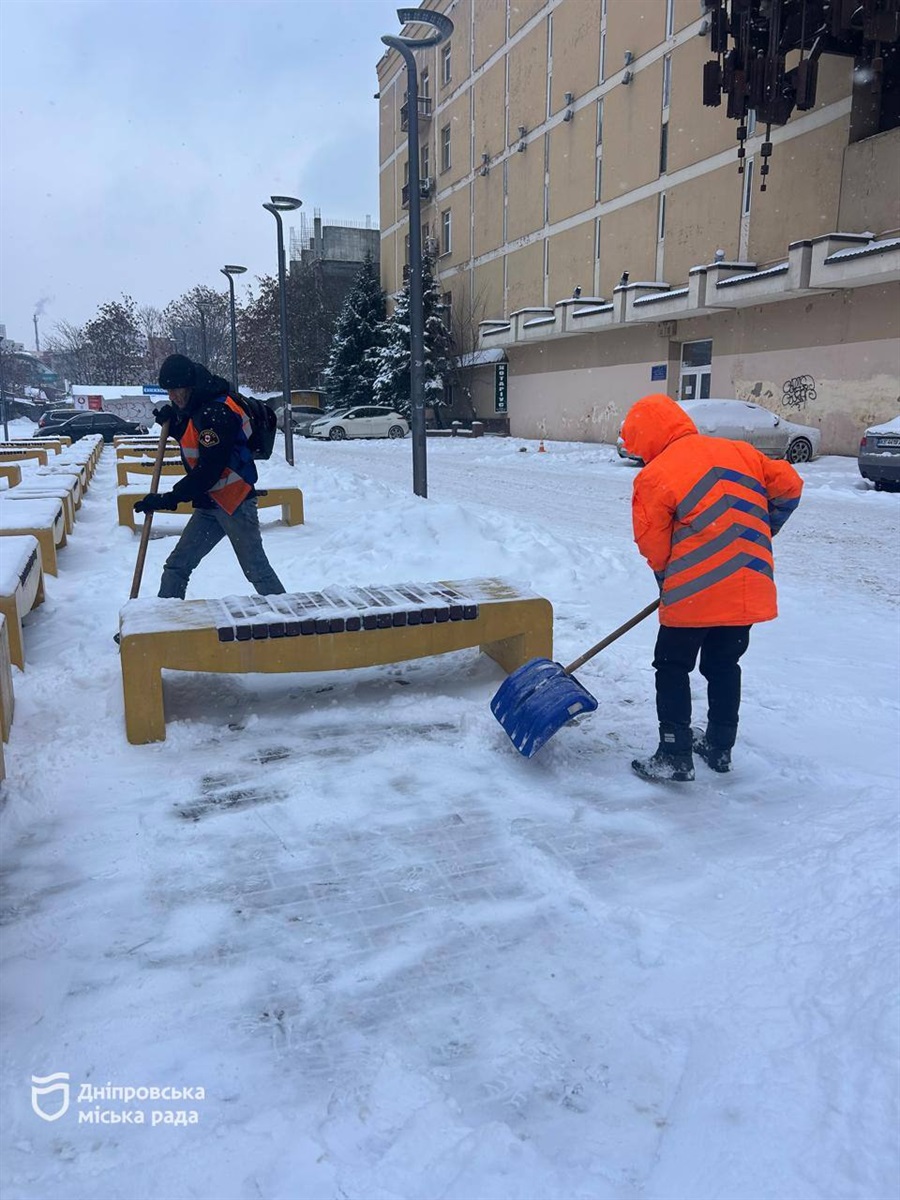 У Дніпрі комунальні служби безперервно очищають автошляхи і тротуари від снігу та обробляють покриття - 16.01.2026