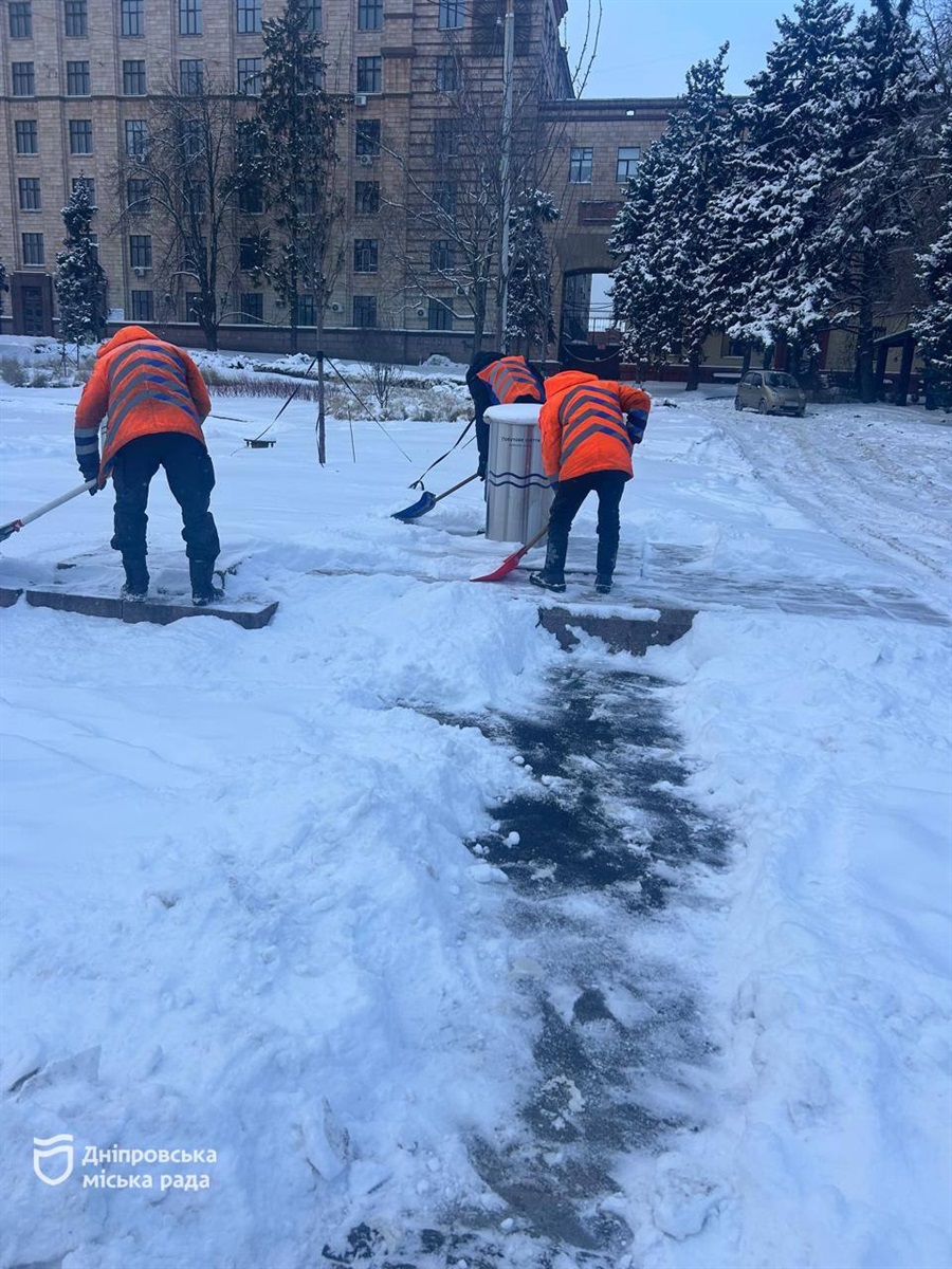 У Дніпрі комунальні служби безперервно очищають автошляхи і тротуари від снігу та обробляють покриття - 16.01.2026