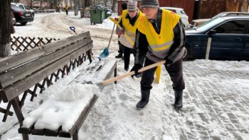 Комунальники розчищоють вулиці та двори Дніпра від снігу - 19.01.2026