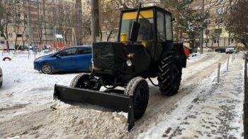 Комунальники розчищоють вулиці та двори Дніпра від снігу - 19.01.2026