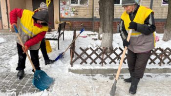 Комунальники розчищоють вулиці та двори Дніпра від снігу - 19.01.2026
