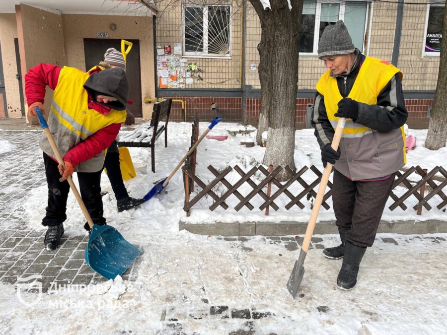 Комунальники розчищоють вулиці та двори Дніпра від снігу - 19.01.2026