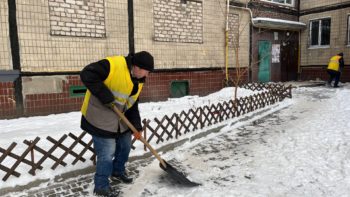 Комунальники розчищоють вулиці та двори Дніпра від снігу - 19.01.2026