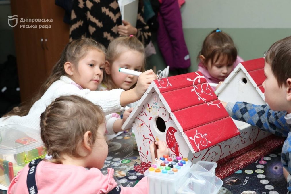 У Дніпрі діти допомагають тваринам фронту, створюючи модульні годівниці - 19.01.2026