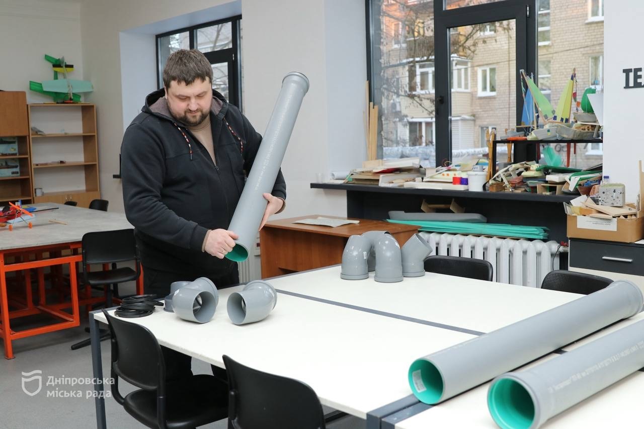 У Дніпрі діти допомагають тваринам фронту, створюючи модульні годівниці - 19.01.2026