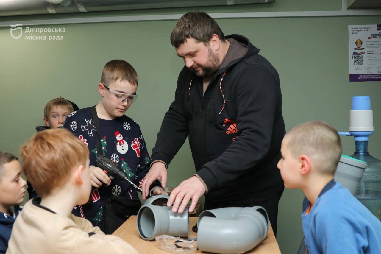 У Дніпрі діти допомагають тваринам фронту, створюючи модульні годівниці - 19.01.2026