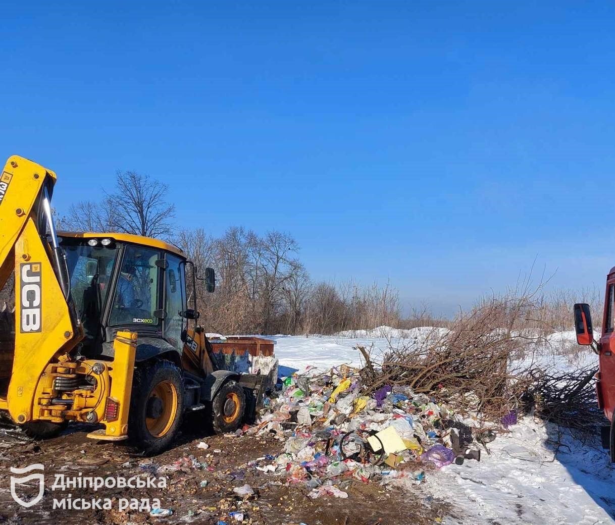 Майже 73 тисячі тонн за рік: як у Дніпрі системно очищають майданчики від великогабаритного сміття